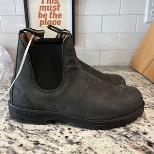 Brand New Blundstone 587 Rustic black size 10